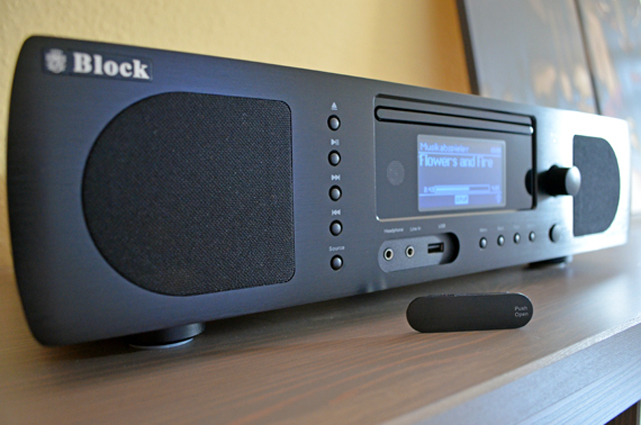 Die Boombox ist ein extrem vielseitiges Audiosystem, das gleich fünf Geräte und diverse Anschlussmöglichkeiten beinhaltet.