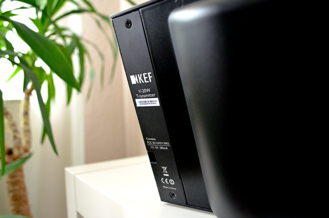 Der Sender für die Kommunikation zum Subwoofer wird an der (von vorne gesehen) rechten Seite der Soundbar eingesteckt und festgeschraubt.