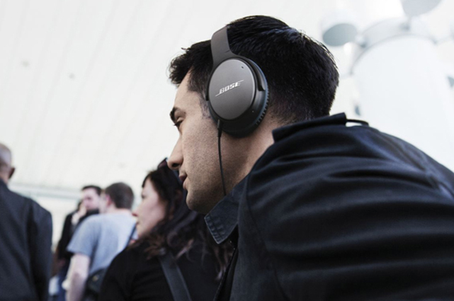 Mit den QuietComfort 25 Headphones rücken Störgeräusche selbst unter schwierigen Bedingungen augenblicklich in weite Ferne.