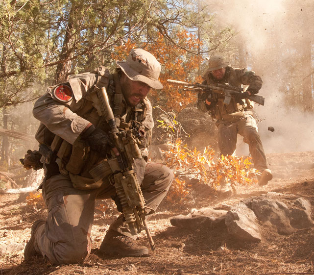 Unter Beschuss durch die Taliban-Kämpfer: Michael Murphy (Taylor Kitsch, l.) und Marcus Luttrell (Mark Wahlberg). (© Universum Film)