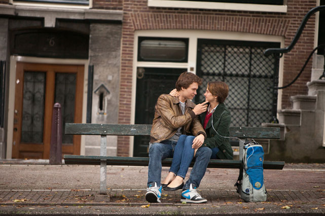 Hazel (Shailene Woodley) und Gus (Ansel Elgort) sind zwei außergewöhnliche Teenager, die sich unsterblich ineinander verlieben. (© 20th Century Fox)