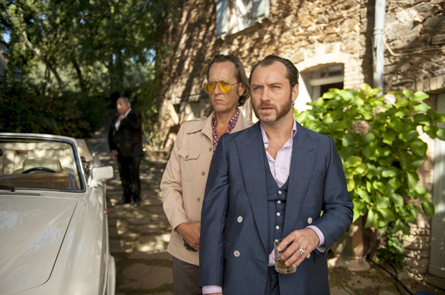 Gemeinsam mit seinem besten Kumpel Dickie (Richard E. Grant, l.) macht sich Dom auf den Weg zu seinem früheren Boss, der ihm für sein Schweigen ja noch einiges schuldet. (© 20th Century Fox)