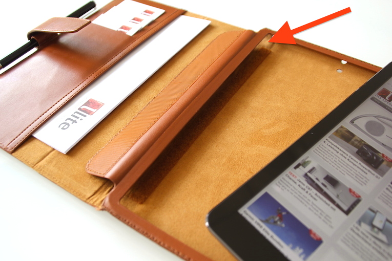 Ist das iPAd Air eingesteckt, wird es über eine Lasche passgenau gehalten, die wiederum via Klettverschluss fixiert wird.