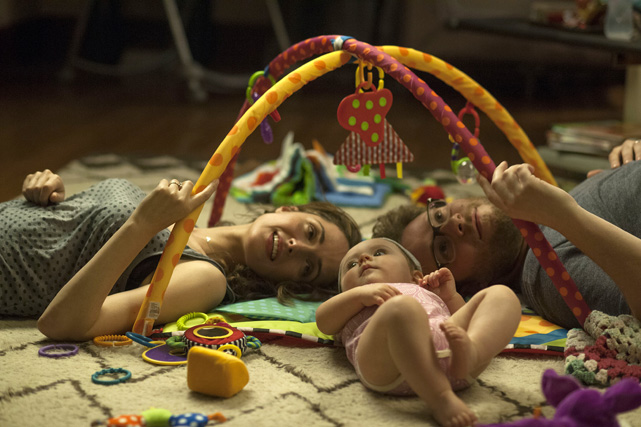 Der Alltag von Kelly und Mac Radner wird komplett von Baby Stella bestimmt. (© Universal Pictures)