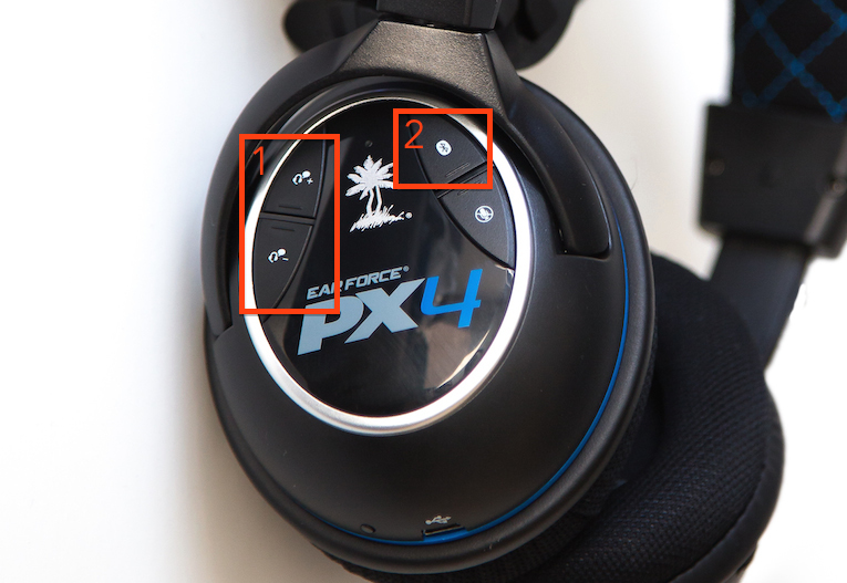 Die Aussenseite der rechten Ohrmuschel beherbergt zwei Taster für die Justage der Lautstärke (1), sowie einen Knopf, über den  sich der PX4 via Bluetooth mit einer entsprechenden Quelle (z.B. Smartphone) paaren lädt.