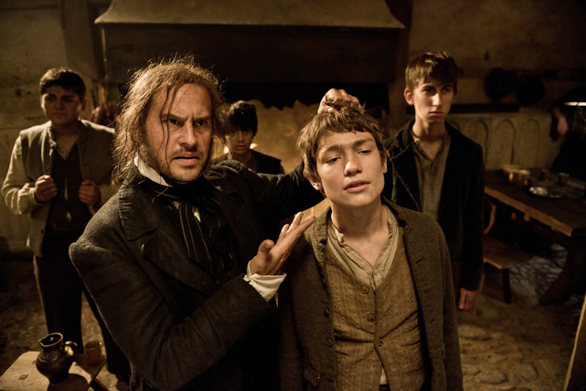 Antonio Luini (Moritz Bleibtreu, l.) bietet Giorgio (Fynn Henkel, r.) zum Verkauf an. (© Studiocanal)