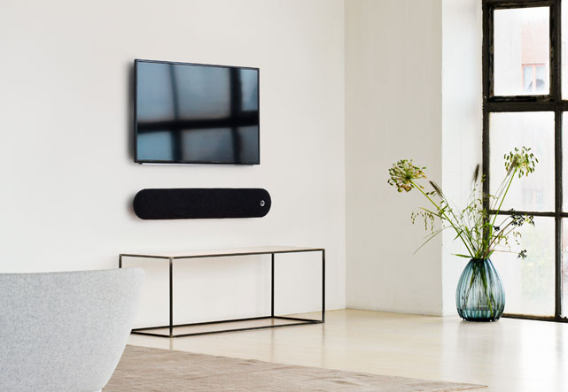 Die Diva unter den Soundbars bricht mit weicher, geschwungener Formgebung mit dem momentan in dieser Produktkategorie vorherrschenden eher männlichen Erscheinungsbild.