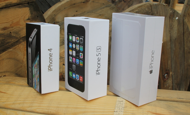 Bereits die Verpackung zeigt. Das iPhone 6 (rechts) ist grösser als sein Vorgänger 5s (Mitte) und sein Vor-Vorgänger iPhone 4 (links).