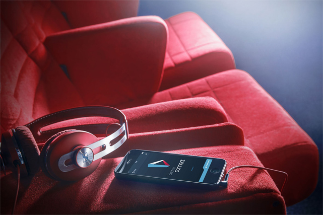 Mit CinemaConnect stellt Sennheiser eine Technologie vor, dank der Filmbegeisterte mit Seh- oder Hörbeeinträchtigung nicht mehr auf den Kinobesuch verzichten müssen.