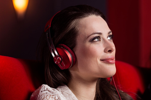 Die von Sennheiser neu entwickelte Streaming-Lösung CinemaConnect bringt die Audiodeskription und Hörunterstützung über eine App in die Kinos.