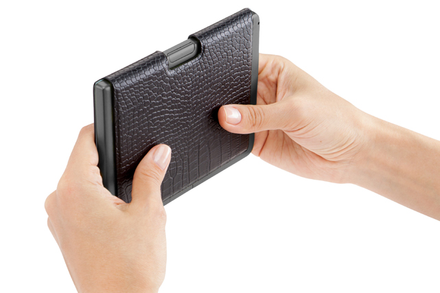 Die Hülle mit weichem Innenfutter sorgt stilvoll für den Schutz des PocketBook Sense vor äußeren Schäden.