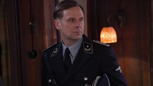 Wolfgang (Matthias Matschke) muss den Kellerraum inspizieren. Ob Max nun entdeckt wird? (© 20th Century Fox)