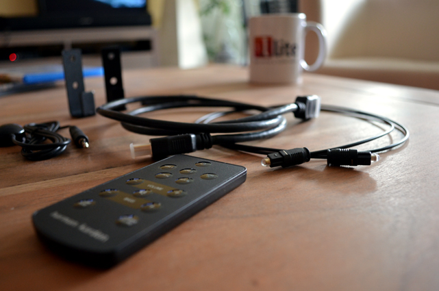 Im gewohnt umfangreichen Lieferumfang befinden sich auch die nötigen Kabel sowie die Halterungen für die Wandmontage.
