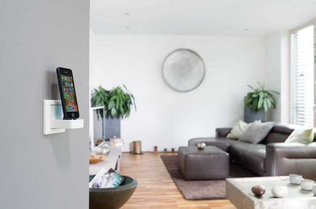 Neue Energie für jedes Smartphone: WHD präsentiert die Dockingstation MP 55 BTL für iOS‐, Android‐ und Windows‐Geräte.