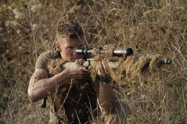 Für Fans von Militärfilmen ist "Sniper: Legacy" auf jeden Fall zu empfehlen, wenngleich die Story doch vereinzelt schwächelt und Brandon nach Heldenstatus unerklärliche Fehler begehen lässt. (© Sony Pictures)