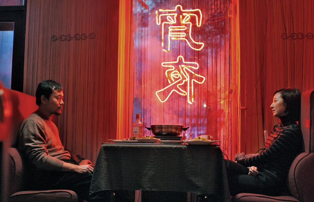 Bei seinen Ermittlungen verliebt sich Zhang Zili (Liao Fan) ausgerechnet in die Hauptverdächtige Wu Zhizhen (Lun Mei Gwei). (© Weltkino Filmverleih)