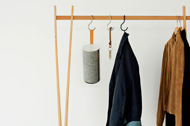 Das neue WLAN/BT-Modell des mobilen, akkubetriebenen Lautsprechers Libratone ZIPP ist in einer neuen Variante mit Trageschlaufe aus braunem Leder und einem Wollbezug in der Farbe Salty Grey erhältlich.