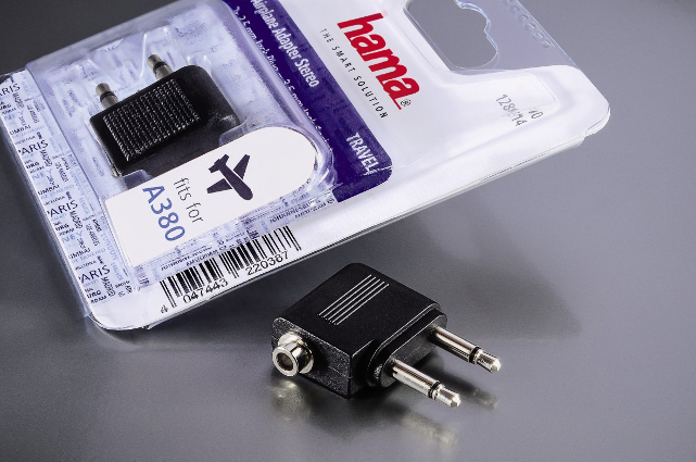 Mit dem neuen Flugzeug-Adapter bietet Hama nun erstmals einen passgenauen Adapter für den Airbus A380.
