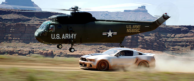 Neben schnellen Autos sind in "Need for Speed" auch diverse Luftfahrzeuge wie ein Apache-Helikopter im Einsatz. (© Constantin Film)