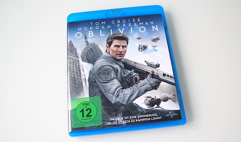 Tom Cruise und Morgan Freeman in Oblivion - Die Erde ist eine Erinnerung, um die es sich zu kämpfen lohnt.