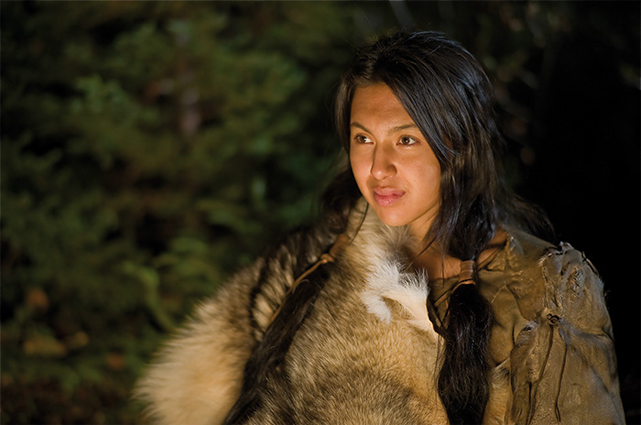 Als die Häuptlingstochter Maina (Roseanne Supernault) von Abgesandten der Inuit gefangen genommen wird, muss sie sich in der fremden Kultur beweisen. (© Ascot Elite)