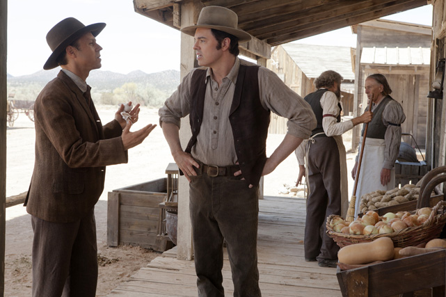 Albert Stark (Seth MacFarlane, r. mit Giovanni Ribisi) ist mit dem gefährlichen Leben im Wilden Westen unzufrieden. (© Universal Pictures)