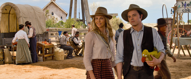 "A Million Ways to die in the West" dreht sich vor allem um die sich anbahnende Beziehung zwischen Albert und Anna (Charlize Theron) und deren Folgen. (© Universal Pictures)