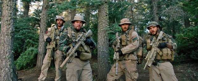 Das Navy SEALs-Team für die Operation "Red Wings": Michael Murphy (Taylor Kitsch), Marcus Luttrell (Mark Wahlberg), Matt Axelson (Ben Foster) und Danny Dietz (Emile Hirsch, v.l.n.r.). (© Universum Film)