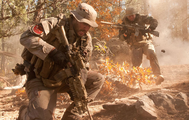 In den Gefechtsszenen fühlt man sich tatsächlich direkt an die Seite von Michael Murphy (Taylor Kitsch, vorne) und Marcus Luttrell (Mark Wahlberg) versetzt. (© Universum Film)