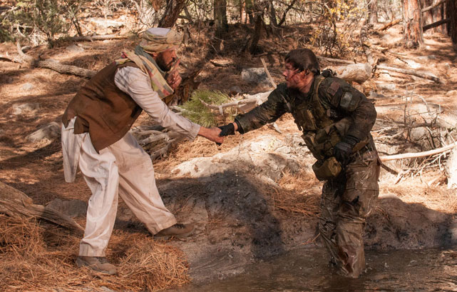 Heimlicher Held: Der Paschtune Mohammad Gulab (Ali Suliman) riskiert sein Leben, um dem verwundeten Luttrell (Mark Wahlberg) zu helfen. (© Universum Film)