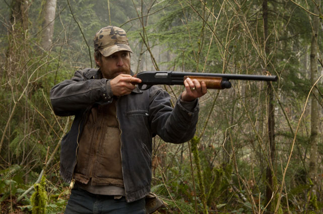 Der Wilderer John Moon (Sam Rockwell) erschießt bei der illegalen Jagd auf einen Hirsch aus Versehen eine junge Frau. (© Sony Pictures)