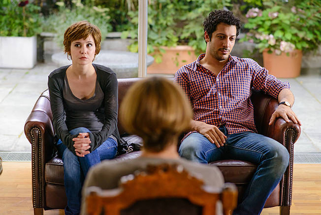 Wegen seiner Eifersucht wird Daniel (Fahri Yardim) von seiner Freundin Mia (Josefine Preuß) ständig zu therapeutischen Gesprächen gezerrt. (© Constantin Film)