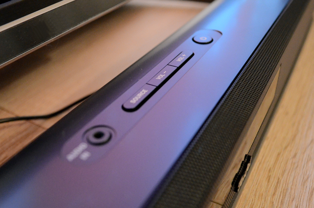 Auf der Oberseite der Soundbar befinden sich neben dem Analog-Anschluss die wichtigsten Bedienelemente: Quellenwahl, Lautstärkeregler, An/Aus.