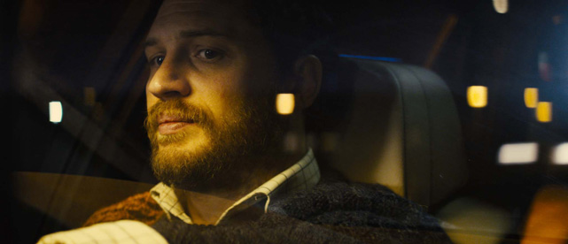 Es ist schwer vorstellbar, dass ein Film spannend ist, der lediglich die Autofahrt eines Mannes darstellt. Doch am Steuer des Autos sitzt nicht irgendwer, sondern Tom Hardy. (© Studiocanal)