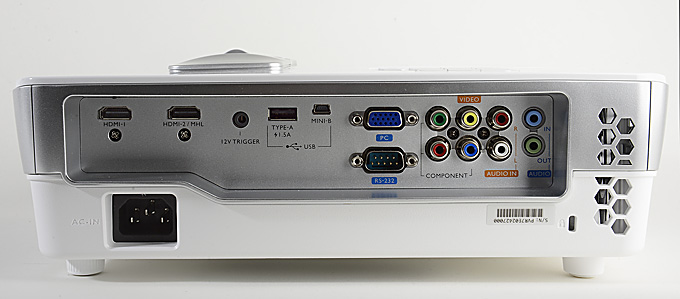 Der BenQ W1070+W verfügt über zwei HDMI-Eingänge. Einer davon ist MHL-fähig, so dass Smartphones und Tablets per MHL-Kabel mit dem Projektor verbunden werden können. Alternativ kann auch ein Miracast-Dongle angeschlossen werden, der selbstgedrehte Filme, Fotos oder Videoclips von Miracast fähige Geräten streamt, damit diese auf der Projektionsfläche dargestellt werden. Wer die kabellose Signalübertragung nicht nutzen möchte, kann selbstverständlich den Projektor per HDMI-Kabel direkt mit dem Zuspieler verbinden. Die Audio-Out-Buchse bietet zudem die Möglichkeit, einen Lautsprecher anzuschließen. Foto: Michael B. Rehders