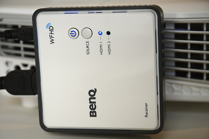 Sobald der BenQ W1070+W eingeschaltet wird, versucht der Empfänger ein Signal vom Sender zu erhalten. Die blaue Kontrolllampe leuchte am Empfänger auf, wenn dieser ein Signal vom Transmitter empfängt. Foto: Michael B. Rehders
