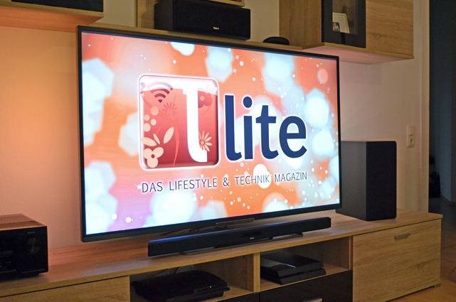 Die inklusive Standfuß nur 7,4 cm hohe Soundbar lässt sich problemlos unter so ziemlich jeden Fernseher stellen.
