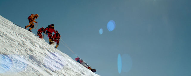 Mit atemberaubenden Panorama-Aufnahmen und authentischen Berichten der Überlebenden schafft Regisseur Nick Ryan mit "The Summit" eine spannende Dokumentation. (© Universum Film)