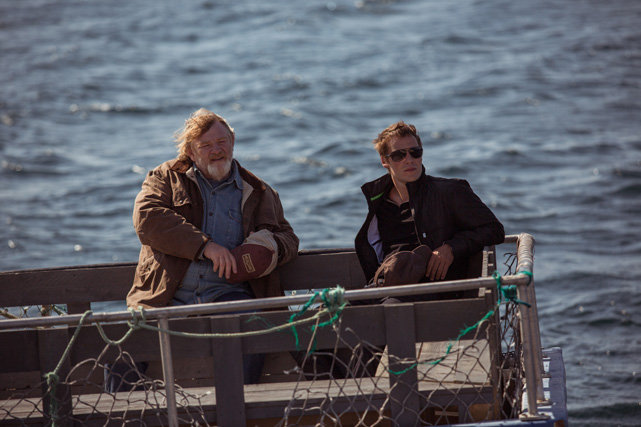 Angeführt vom Ortsvorsteher Murray French (Brendan Gleeson, l.) wollen die Bewohner eines Küstenstädtchens einen jungen Großstadtarzt (Taylor Kitsch) davon überzeugen, bei ihnen eine Praxis aufzumachen. (© Universum Film)