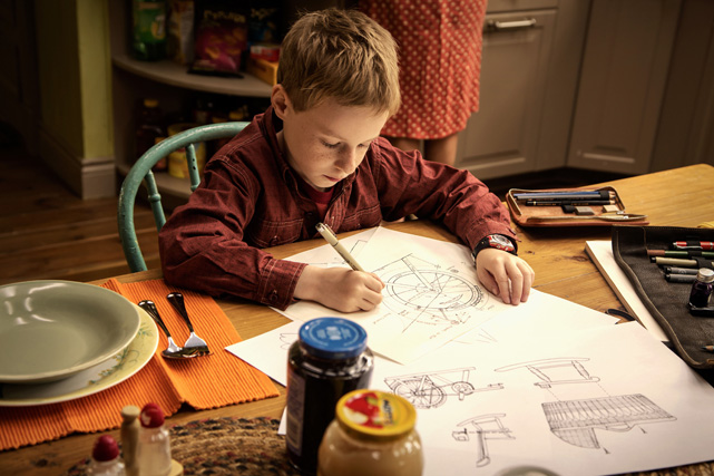 T.S. Spivet (Kyle Catlett) ist hochbegabt, ein talentierter Zeichner und begeistert sich leidenschaftlich für die Wissenschaft. (© Universum Film)