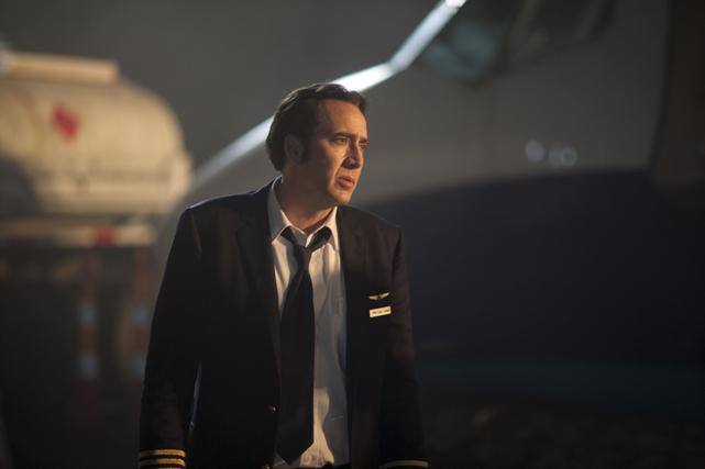 Rayford Steele (Nicolas Cage) ist als Pilot gerade in der Luft unterwegs, als unter ihm das Chaos ausbricht. (© KSM)