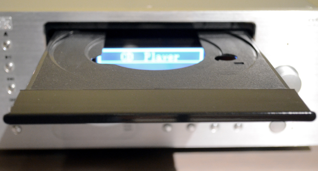 Die sehr flache CD-Lade versteckt sich über dem Display.