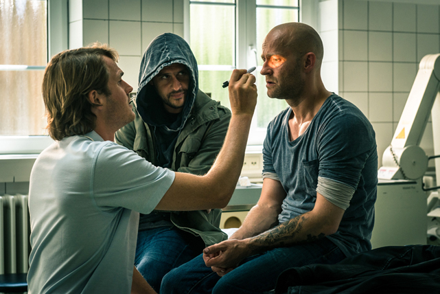 Exemplarisch für die Vergleiche zum Kult-Thriller "Fight Club" ist die Szene mit Eriks (Jürgen Vogel, r.) und Henrys (Moritz Bleibtreu, m.) Besuch bei einem eher desinteressierten Arzt. (© EuroVideo)