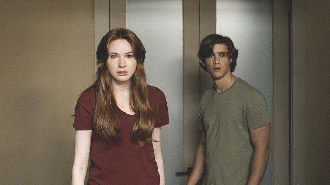 Tim Russel (Brenton Thwaites) und seine Schwester Kaylie (Karen Gillan) wollen beweisen, dass in einem antiken Spiegel das Böse lauert. (© Universum Film)