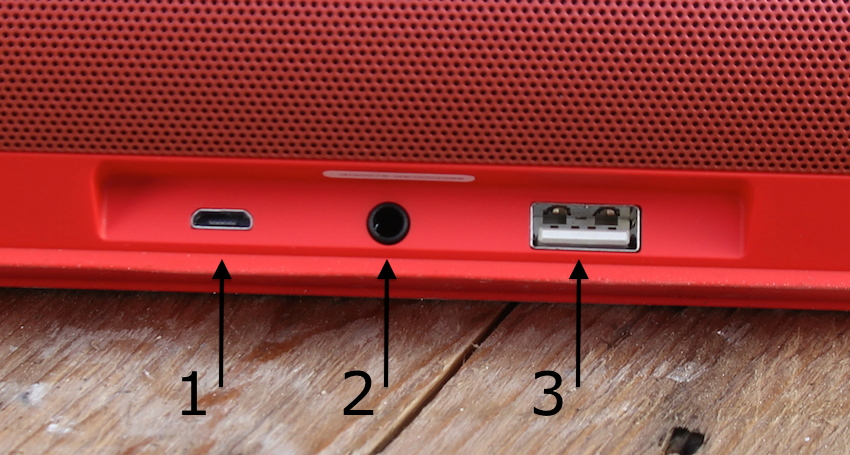  Wenn er mal an die Leine muss, finden Sie den Micro-USB- (1), den 3,5 mm Klinken- (2) und den USB-Anschluss (3) dezent auf der Rückseite.