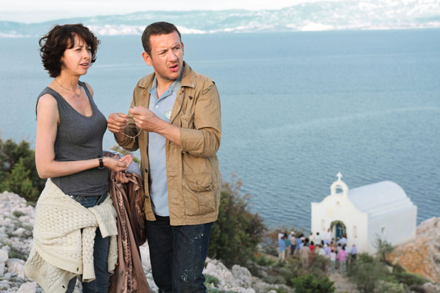 Das zerstrittene Ex-Ehepaar Valérie (Valérie Bonneton) und Alain (Dany Boon) ist durch einen Vulkanausbruch zum Roadtrip quer durch Europa gezwungen. (© Universum Film)