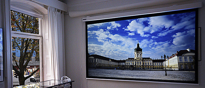 Als die Rollos vor dem Fenster hochgezogen werden, verändert sich der vorzügliche Bildeindruck kaum. Im Vergleich mit einer weißen Leinwand bleibt die Plastizität erhalten. Die Farben sind deutlich brillanter auf der Grey Screen, und die Bildtiefe erscheint signifikant besser. Sämtliche Details nahe Schwarz und Weiß bleiben erhalten. Foto: Michael B. Rehders