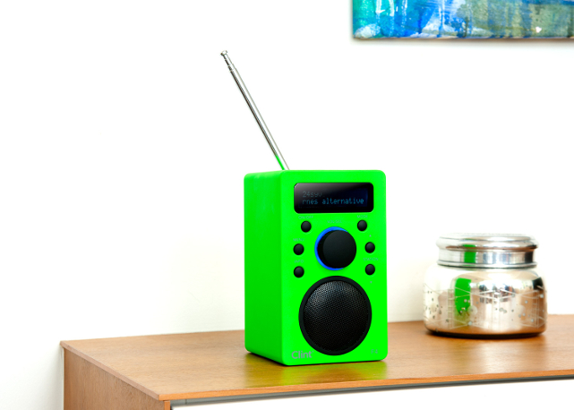 Das portable Digital-Radio Clint Digital F4 im Retro-Design kommt mit DAB+-Unterstützung, Bluetooth, LCD-Display und außergewöhnlicher Tragetasche.