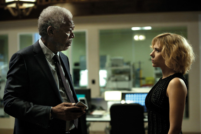 Hirnforscher Professor Samuel Norman (Morgan Freeman) hilft Lucy (Scarlett Johansson) dabei, die Wirkung einer neuen Droge nachzuvollziehen. (© Universal Pictures)