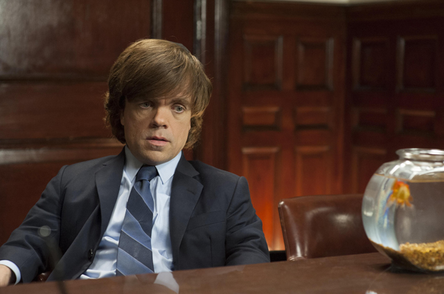 Im Glauben, nur noch 90 Minuten zu leben, sucht Henry zunächst seinen Bruder Aaron (Peter Dinklage) auf. (© Universum Film)